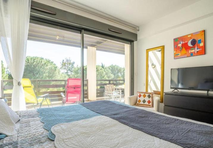 Vert Paradis - Vue Apaisante Sur Golf, Pins Parasols, 2E Etage - 80 M2 Dont Terrasse Avec Pergola, 2 Chambres, 3Et Iles, 3 Clim, Wifi - Piscine, Parking Et Park A Velos, Ascenseur - En Option Linge, Menage - Pistes Cyclables, Mer A Proximite Saint-Cyprien  Dış mekan fotoğraf